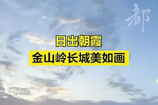 看台球迷向梅西扔球衣，梅西看了一眼没有止步走回更衣室